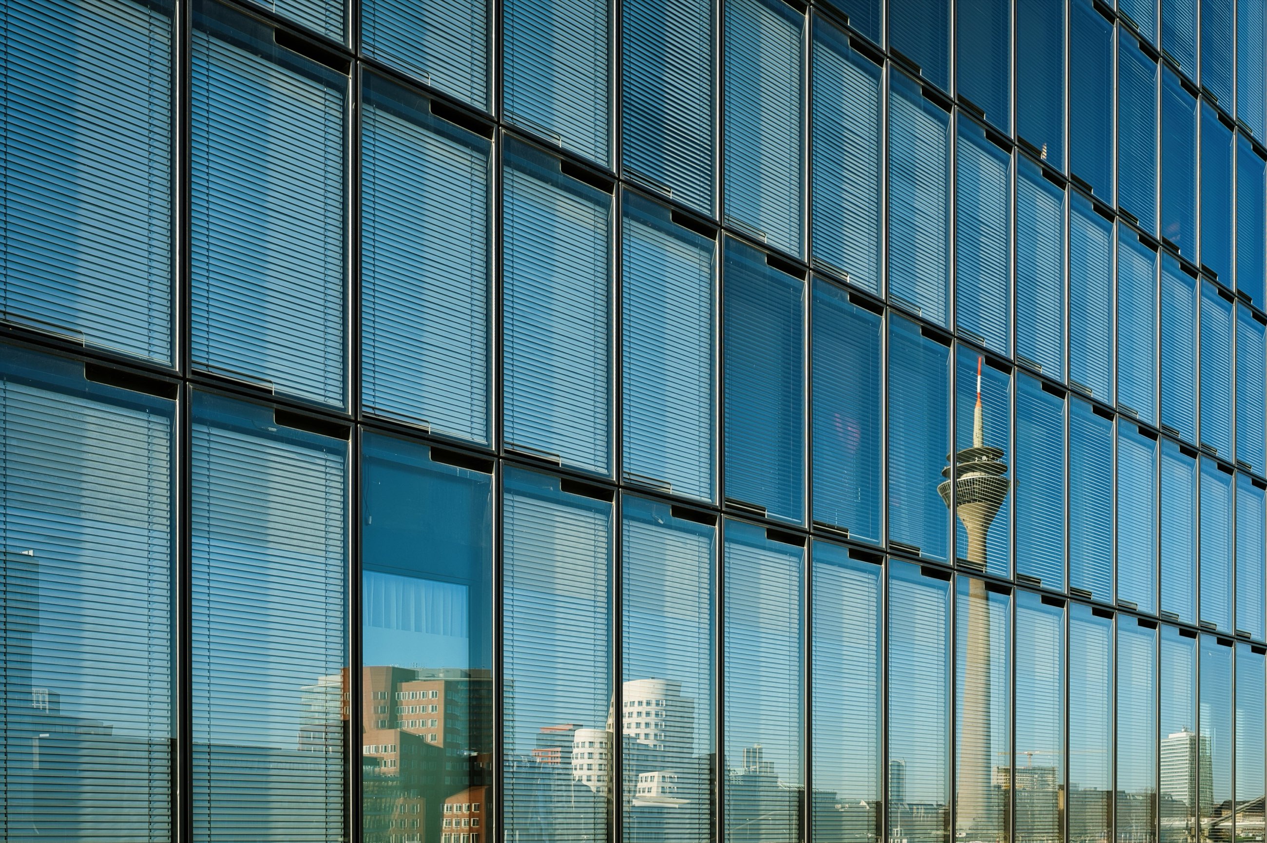 Moderne Düsseldorfer Büroarchitektur mit Spiegelung des Rheinturms.
